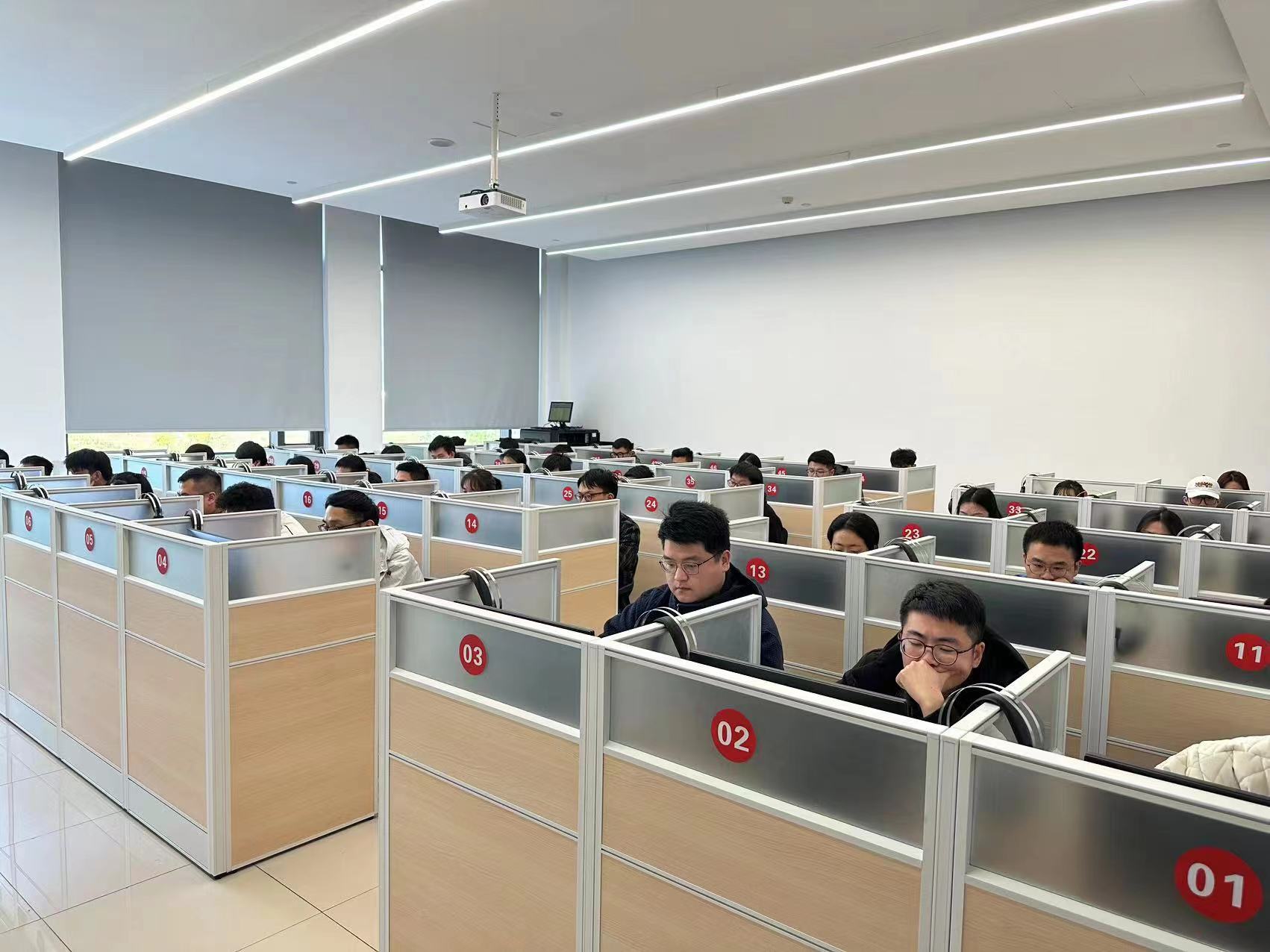 華東管理局在航空產(chǎn)學(xué)研基地開展2023年度管制員、情報員執(zhí)照考試