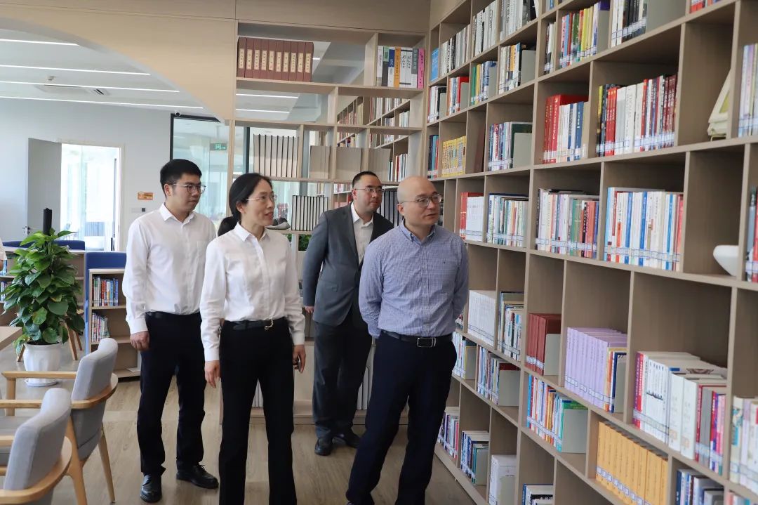 浙江省圖書(shū)館館長(zhǎng)胡海榮一行到空港城市書(shū)房調(diào)研